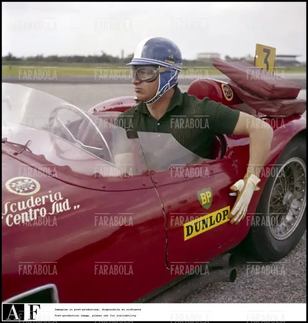Maurizio Arena su una Maserati, Modena, 1960 - Farabola Immagine digitale