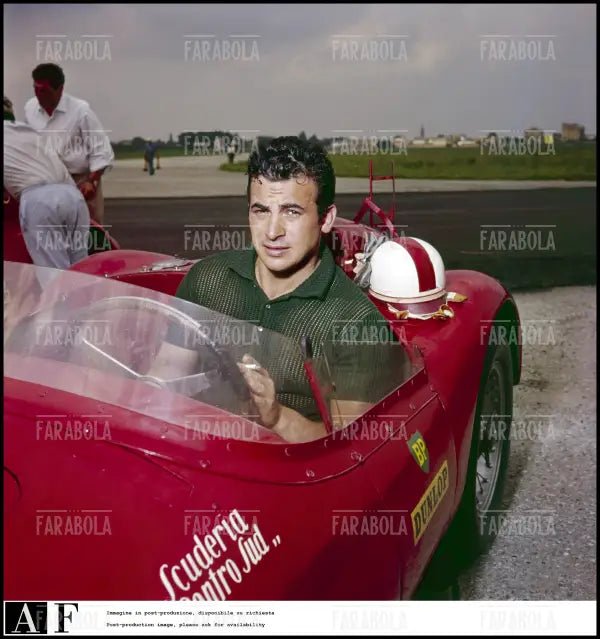 Maurizio Arena su una Maserati, Modena, 1960 - Farabola Immagine digitale