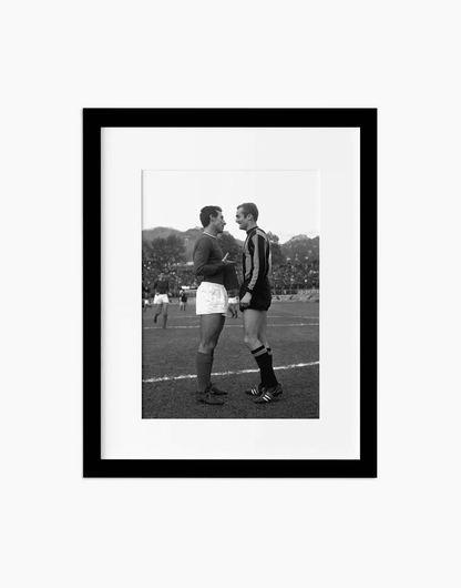 Mazzola e Picchi, Inter-Varese 1967 — stampa fine art con cornice nera