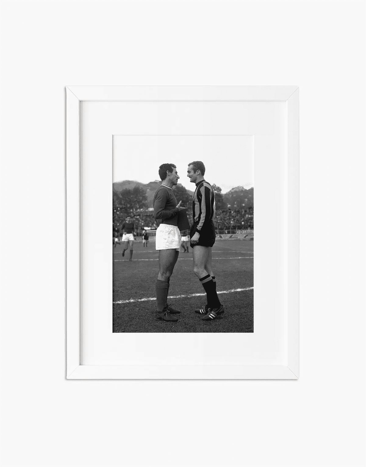 Mazzola e Picchi, Inter-Varese 1967 — stampa fine art con cornice bianca
