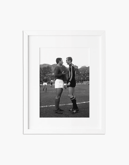 Mazzola e Picchi, Inter-Varese 1967 — stampa fine art con cornice bianca