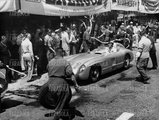 Mercedes - Benz 300 SRL di Karl Kling al pit stop, Mille Miglia, 1955 - Farabola Immagine digitale