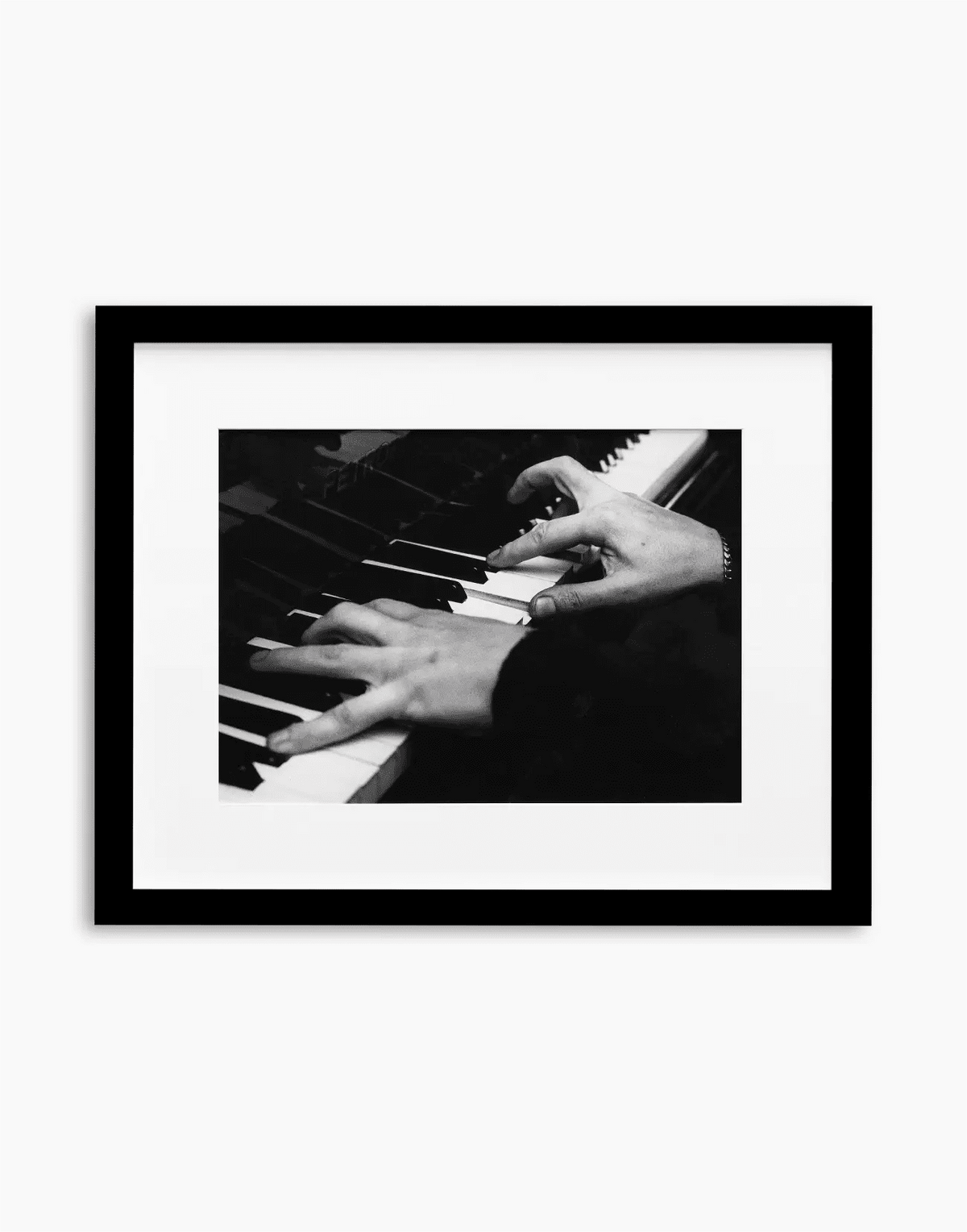 Michelangeli suona il pianoforte, 1965 — stampa fine art con cornice nera