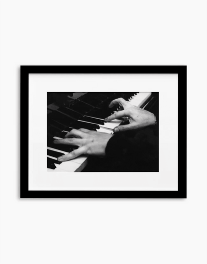 Michelangeli suona il pianoforte, 1965 — stampa fine art con cornice nera