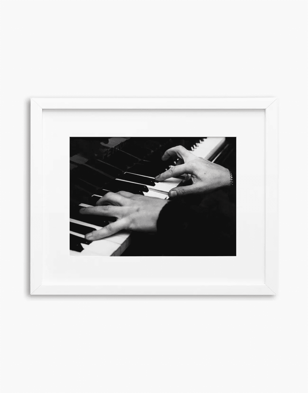 Michelangeli suona il pianoforte, 1965 — stampa fine art con cornice bianca