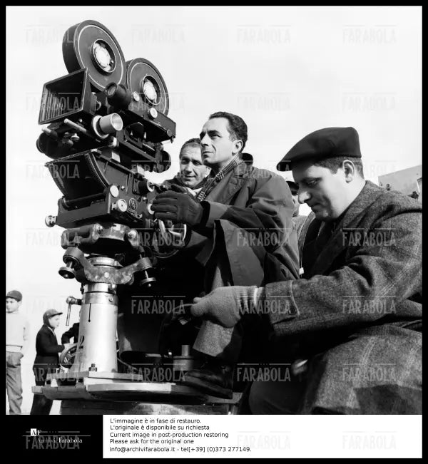 Michelangelo Antonioni sul set del film Il Grido, 1956 - Farabola Immagine digitale