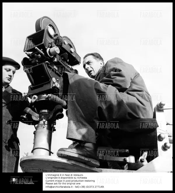 Michelangelo Antonioni sul set del film Il Grido, 1956 - Farabola Immagine digitale