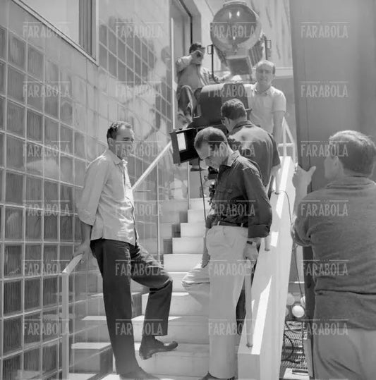 Michelangelo Antonioni sul set del film La Notte, 1960 - Farabola Immagine digitale