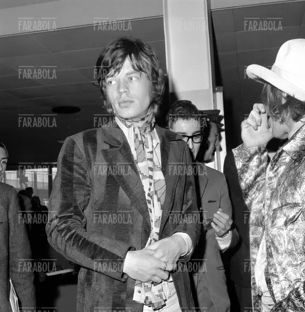 Mick Jagger all'arrivo a Linate con i Rolling Stones, Milano, 1967 - Farabola Immagine digitale