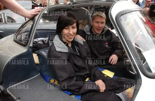 Mika Hakkinen con la moglie, Mille Miglia, 2004 - Farabola Immagine digitale