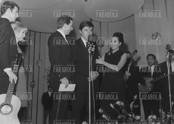 Mike Bongiorno, Bobby Solo e Maria Grazia Spina, Festival di Sanremo, 1965 - Farabola Immagine digitale