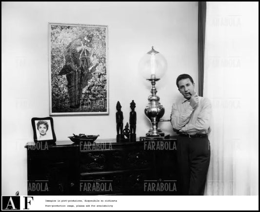 Mike Bongiorno con una foto di Gina Lollobrigida, Milano, 1957 - Farabola Immagine digitale