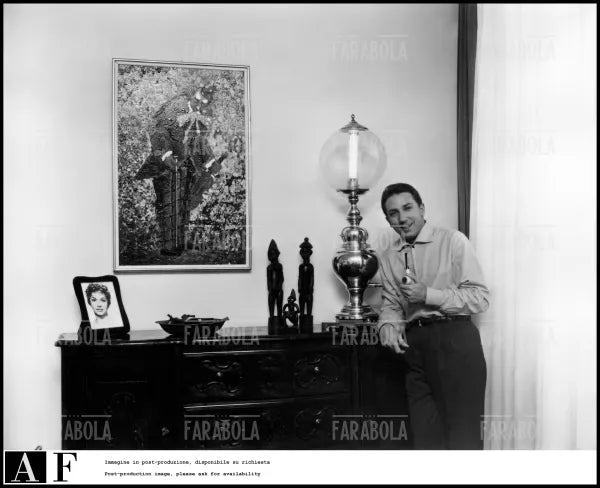 Mike Bongiorno con una foto di Gina Lollobrigida, Milano, 1957 - Farabola Immagine digitale