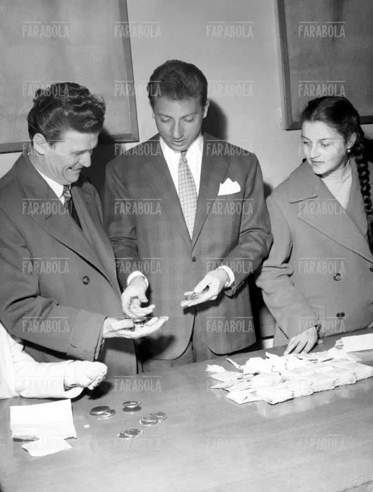 Mike Bongiorno consegna i gettoni d'oro, Lascia o Raddoppia, 1956 - Farabola Immagine digitale