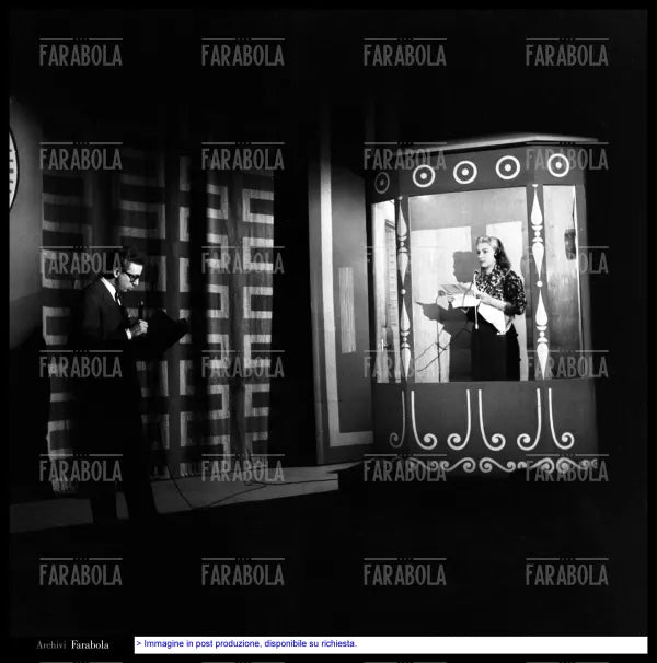 Mike Bongiorno e Antonietta Lambroni, Lascia o Raddoppia, 1956 - Farabola Immagine digitale