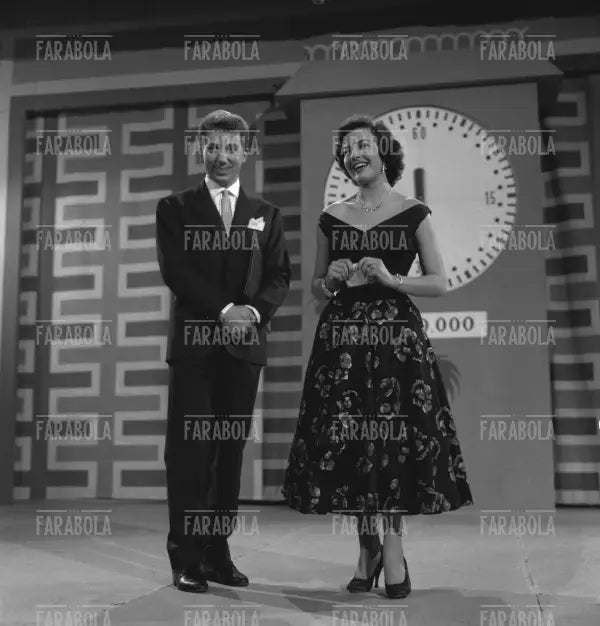 Mike Bongiorno e Mario Giovannini, Lascia o Raddoppia, 1956 - Farabola Immagine digitale