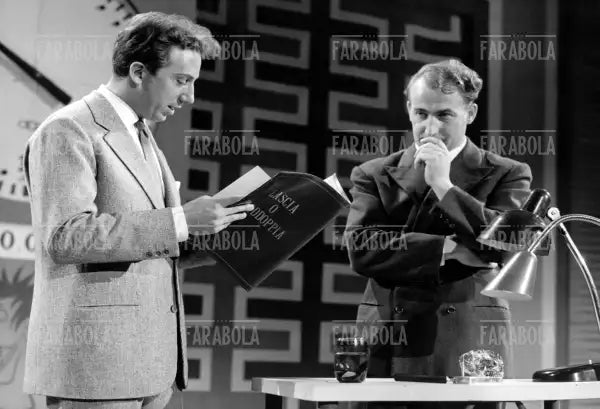 Mike Bongiorno e Pio Mariani di Desio, Lascia o Raddoppia, 1956 - Farabola Immagine digitale