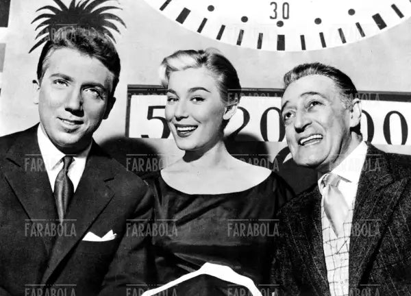 Mike Bongiorno, Edy Campagnoli e Totò, film Lascia o Raddoppia, 1956 - Farabola Immagine digitale