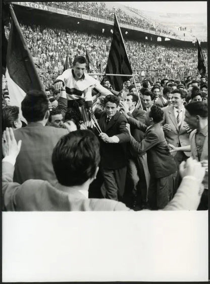 Milan festeggia scudetto 1957 Ft 4118 - Stampa 24x18 cm - Farabola Stampa ai sali d'argento (anni 90)