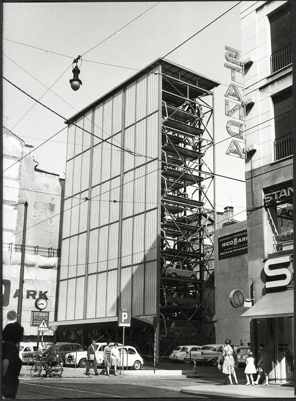 Milano Autosilo in via Torino anni 60 Ft 36124 - Stampa 24x18 cm - Farabola Stampa ai sali d'argento