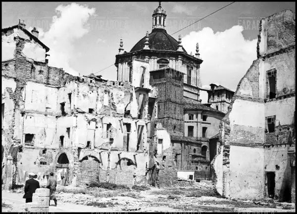 Milano bombardata, anni 40 - Farabola Immagine digitale