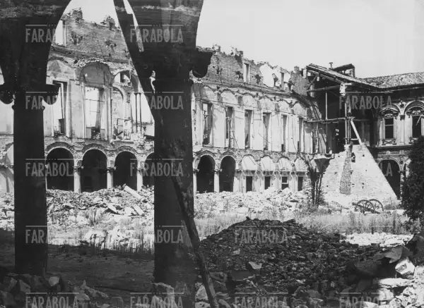 Milano bombardata, anni 40 - Farabola Immagine digitale