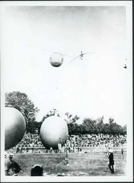 Milano Equilibrista in piazza d'Armi 900 Ft 3610 - Stampa 24x18 cm - Farabola Stampa ai sali d'argento (anni 90)