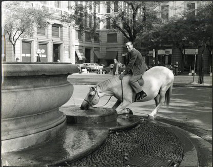 Milano Passeggiata a cavallo anni 60 Ft 36098 - Stampa 24x30 cm - Farabola Stampa ai sali d'argento