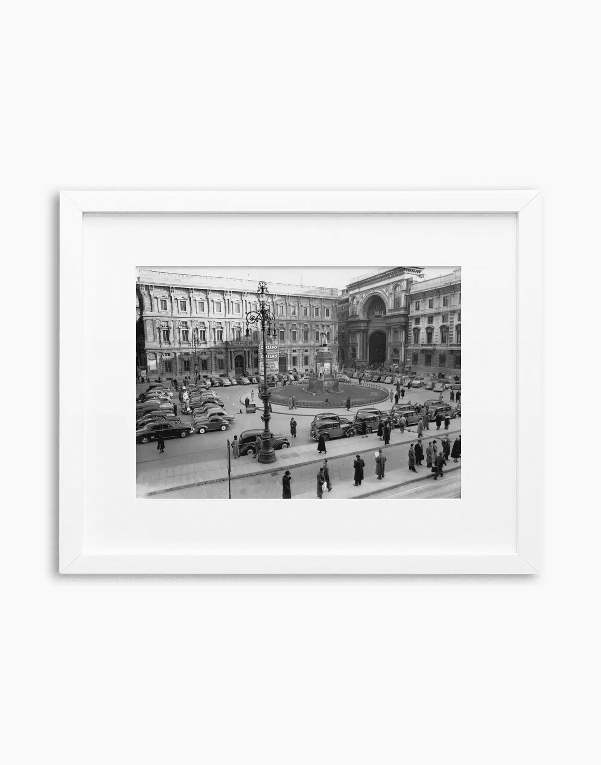 Milano, Piazza della Scala, 1960 — stampa fine art con cornice bianca