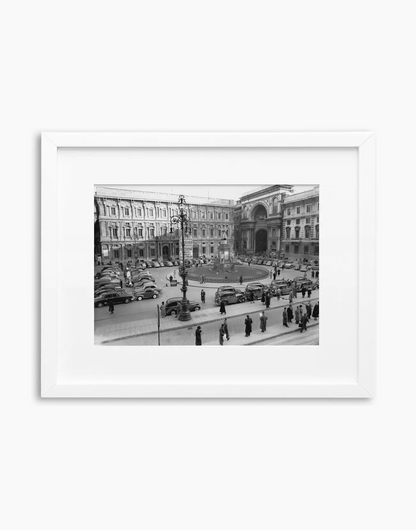 Milano, Piazza della Scala, 1960 — stampa fine art con cornice bianca