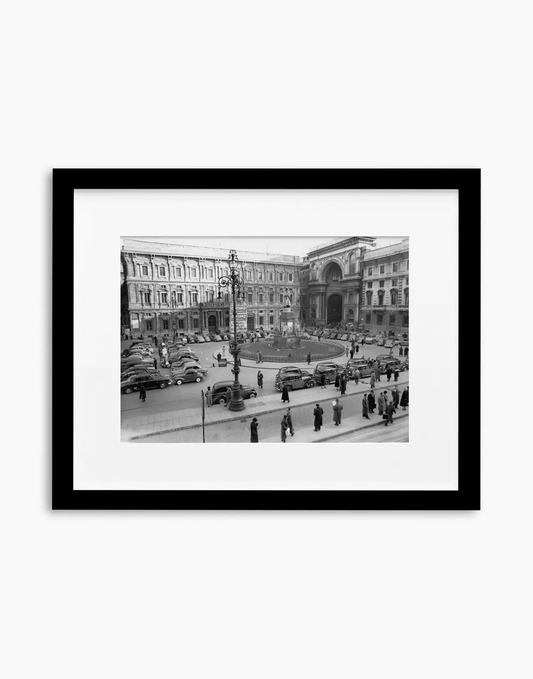 Milano, Piazza della Scala, 1960 — stampa fine art con cornice nera