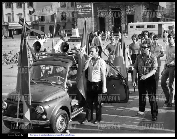 Militanti comunisti in piazza del Duomo, Milano, 1974 - Farabola Immagine digitale