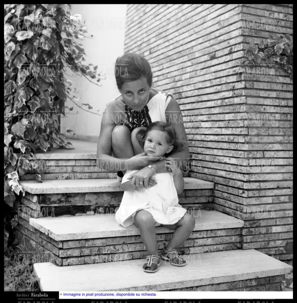 Miranda Fantacci, moglie di Enzo Tortora, con la figlia Silvia, Fiumetto, 1964 - Farabola Immagine digitale
