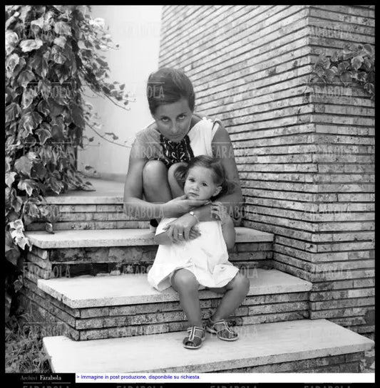 Miranda Fantacci, moglie di Enzo Tortora, con la figlia Silvia, Fiumetto, 1964 - Farabola Immagine digitale