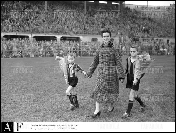 Miss Stadio Nini Zerbi con Ferruccio e Sandro Mazzola, 1953 - Farabola Immagine digitale