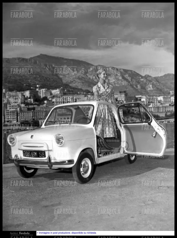 Modella con ACMA Vespa 400, Monte Carlo, 1957 - Farabola Immagine digitale