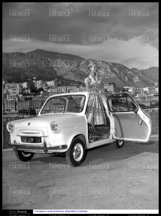 Modella con ACMA Vespa 400, Monte Carlo, 1957 - Farabola Immagine digitale