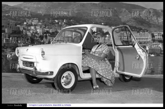 Modella con ACMA Vespa 400, Monte Carlo, 1957 - Farabola Immagine digitale