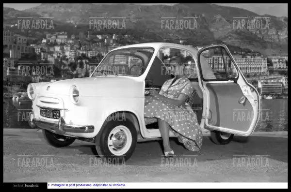 Modella con ACMA Vespa 400, Monte Carlo, 1957 - Farabola Immagine digitale