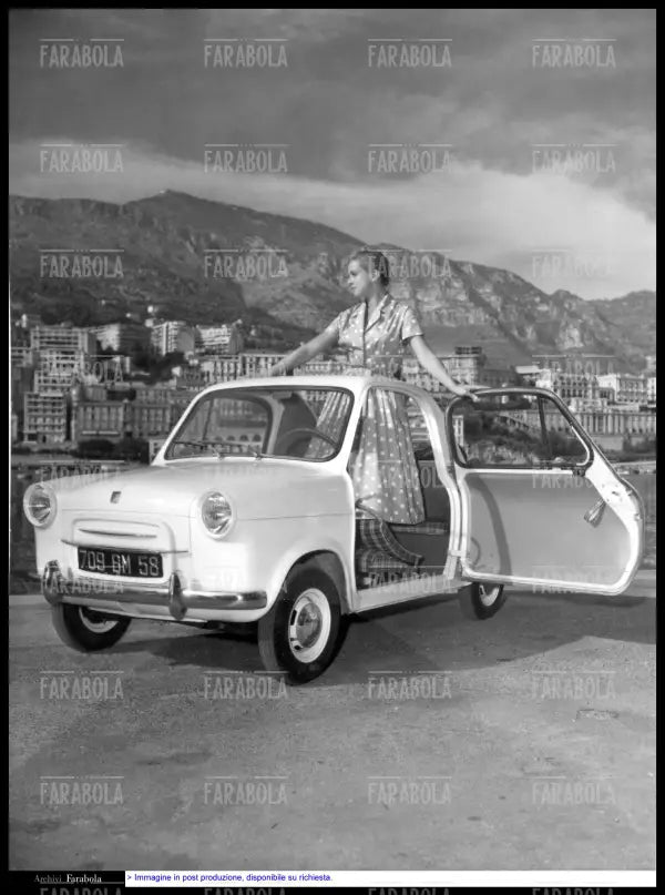 Modella con ACMA Vespa 400, Monte Carlo, 1957 - Farabola Immagine digitale