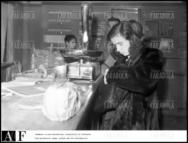 Modella della scuola libera di nudo all'Accademia di Brera, Milano, 1946 - Farabola Immagine digitale