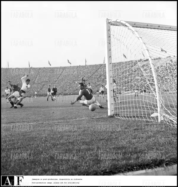 Mondiali di calcio in Cile, partita Cile vs Svizzera, 1962 - Farabola Immagine digitale