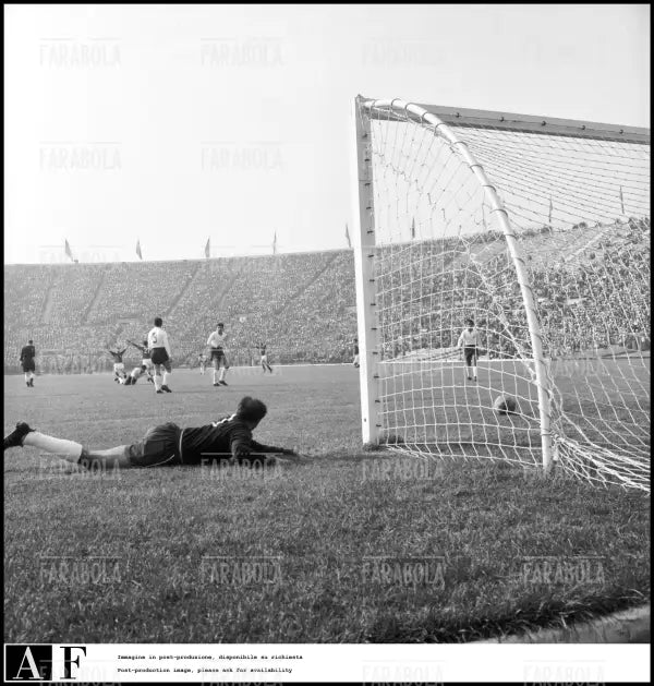 Mondiali di calcio in Cile, partita Cile vs Svizzera, 1962 - Farabola Immagine digitale