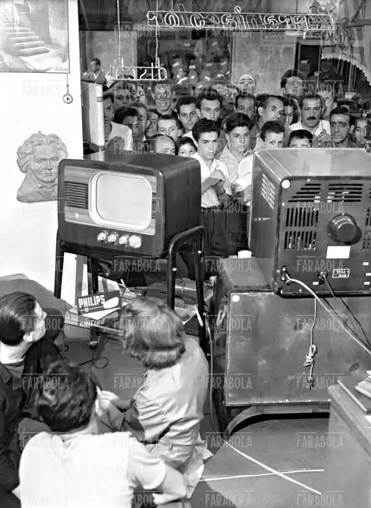 Mondiali di calcio, persone alla tv, 1954 - Farabola Immagine digitale