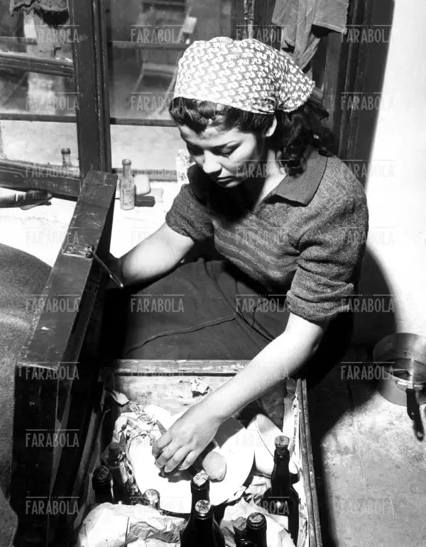 Mondina prepara cesto per il pranzo, anni 50 - Farabola Immagine digitale