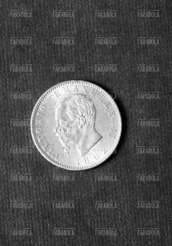Moneta italiana da 20 lire con l'effige di Vittorio Emanuele II, 1862 - Farabola Immagine digitale