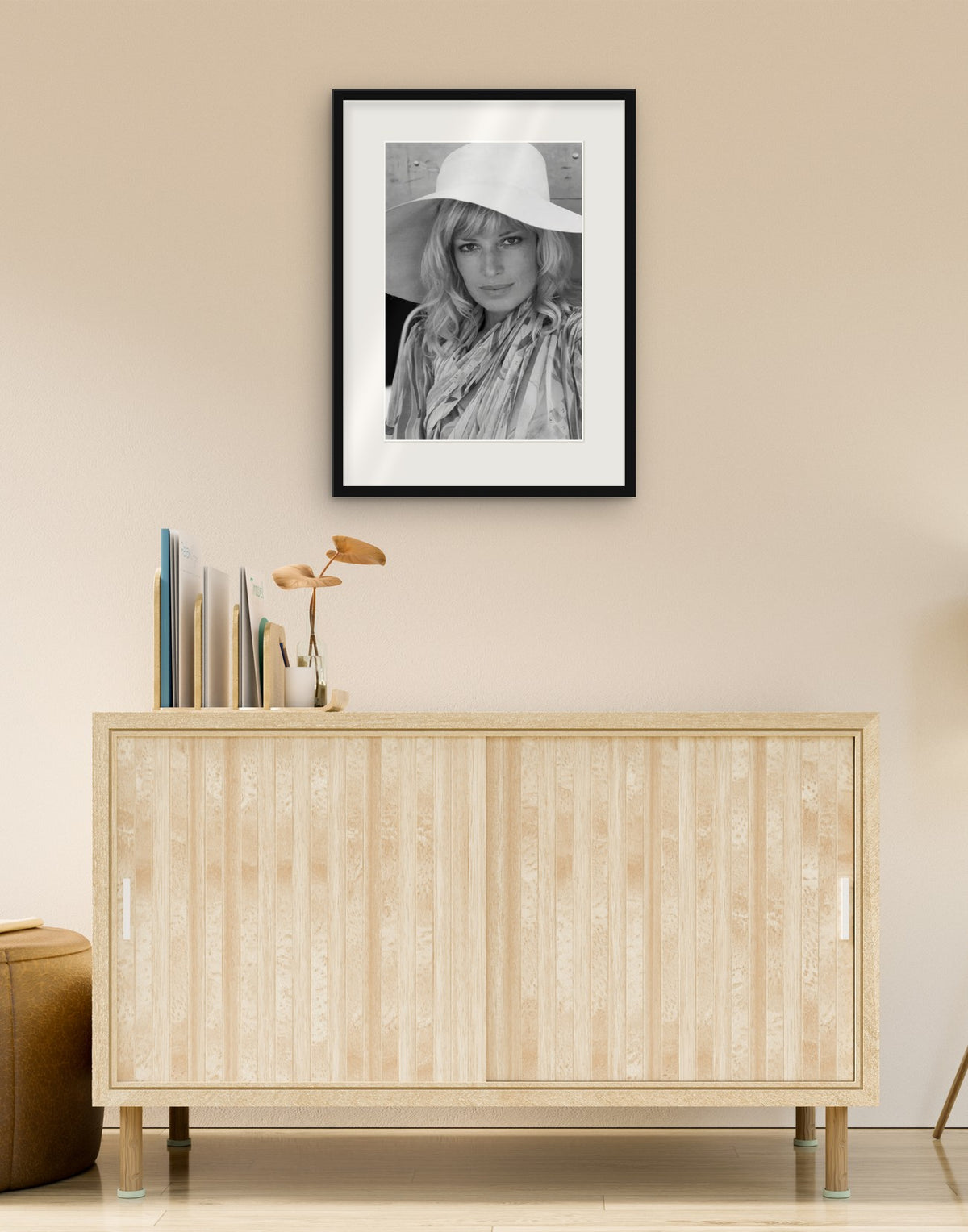 Fine-Art-Druck von „Monica Vitti, 1973“ mit schwarzem Rahmen und Passepartout, im Wohnzimmer über einer Anrichte aufgehängt