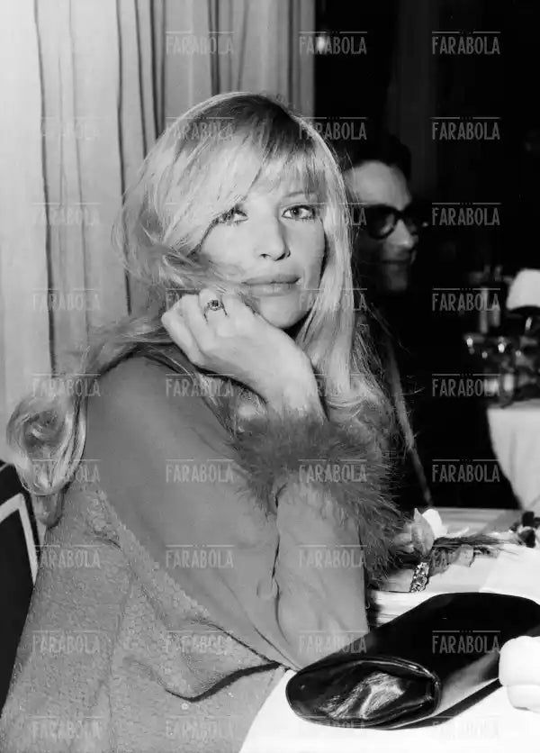 Monica Vitti alla premiere del film Gli ordini sono ordini, 1972 - Farabola Immagine digitale