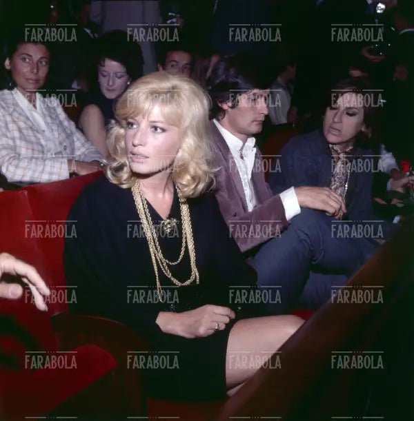 Monica Vitti all'anteprima del film La ragazza con la pistola, Milano, 1968 - Farabola Immagine digitale