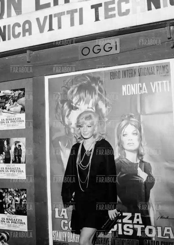Monica Vitti all'anteprima del film La ragazza con la pistola, Milano, 1968 - Farabola Immagine digitale